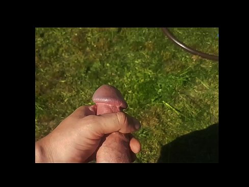 ❤️ Vroča lepotica dobi svojo rožnato pičko, ki jo jebe, in se zraven cmeri s curkom na poletnem vrtu ❤️ Porno pri nas