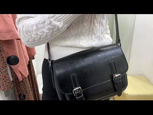 ❤️ Javna masturbacija mlade kurbe FeralBerry z dildom v garderobi ❤️ Porno pri nas