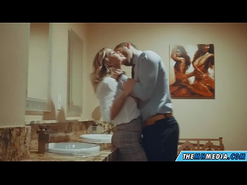 ❤️ Ko vas prsata blondinka zapelje na javnem stranišču ❤️ Porno pri nas